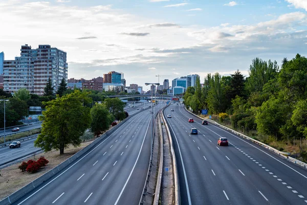 Порожня автомагістраль М30 у Мадриді на заході сонця. — стокове фото