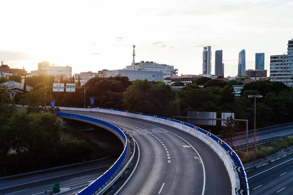 Порожня автомагістраль М30 у Мадриді на заході сонця. — стокове фото