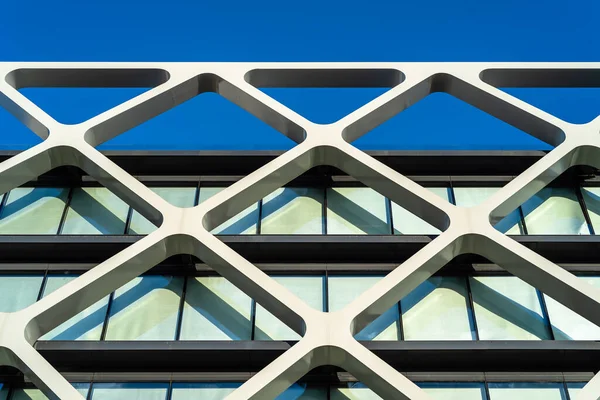 Szczegóły fasady nowego nowoczesnego budynku biurowego w Madrycie — Zdjęcie stockowe