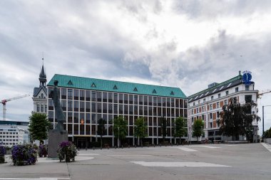 Oslo 'da Kral Haakon' un heykelinin olduğu meydan.