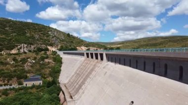 Rezerv gölü ve yenilenebilir enerji santrali için beton barajın insansız hava görüntüleri.