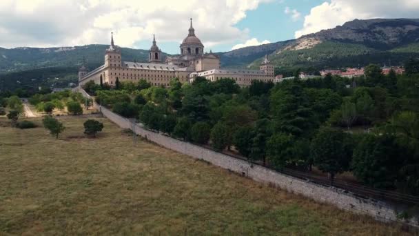 Flygfoto över den kungliga platsen San Lorenzo de El Escorial i Madrid — Stockvideo