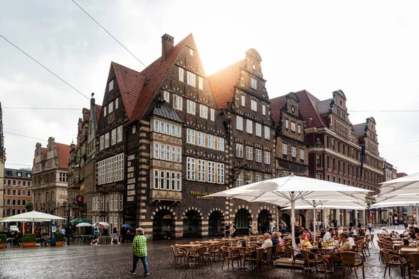 Gente disfrutando en una terraza bar en el centro histórico de Bremen — Foto de Stock