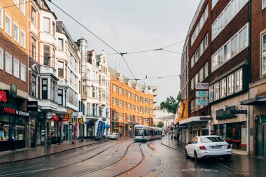 Bremen 'in tarihi merkezindeki caddede tramvay geçidi