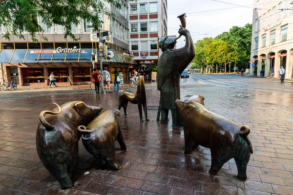 Hirt mit Schweinen ou Pastor com escultura de porcos no centro de Bremen — Fotografia de Stock