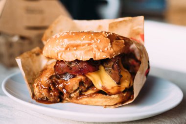 Pastırma ve peynirli lezzetli bir hamburger.