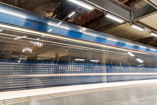 Tren metro istasyonunda hızla ilerliyor. — Stok fotoğraf