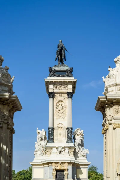 Madrid Buen Retiro Parkı 'nda Kral XII. Alfonso' nun Anıtı — Stok fotoğraf