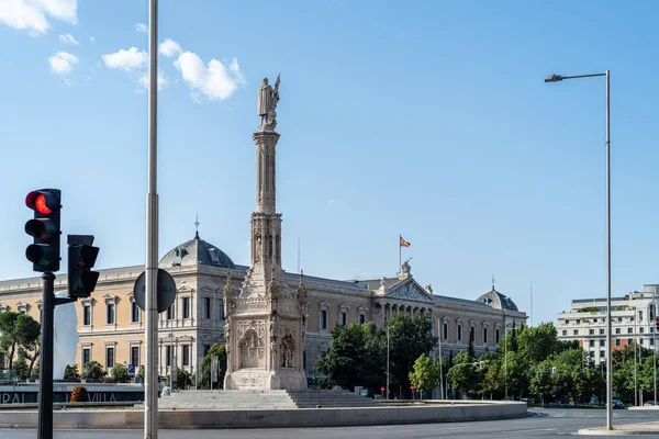 Статуя Колона и Национальная библиотека Испании на проспекте Кастеллана в Мадриде — стоковое фото