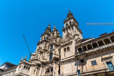 Santiago de Compostela Katedrali 'nin ana cephesinin alçak açılı görüntüsü