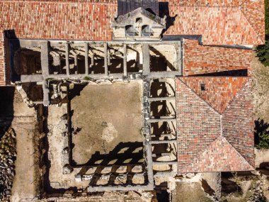 Santa Maria de Rioseco 'daki terk edilmiş manastırın havadan görünüşü.