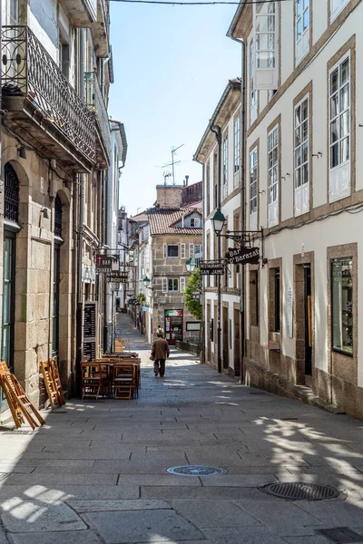 Calle antigua con restaurantes en Santiago de Compostela — Foto de Stock