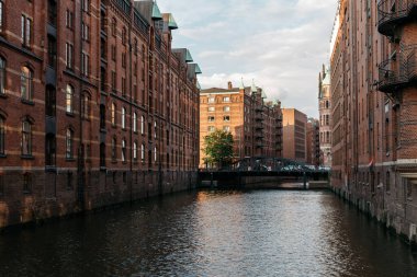 Hamburg 'daki Depo Bölgesi veya Speicherstadt. Wandrahmsfleet kanalı