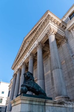 İspanya Parlamentosu 'nun ana girişinin düşük açılı görüntüsü