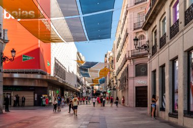 Yaz boyunca güneş gözlüklü Preciados caddesi manzarası. Madrid