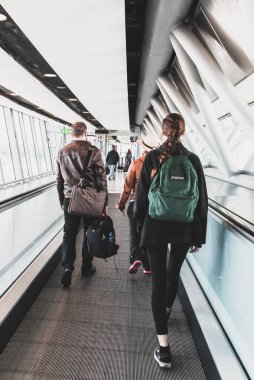 Havaalanı terminalinde yürüyen insanlar.