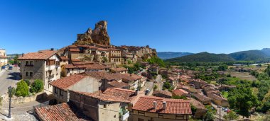 Frias 'ın panoramik manzarası Burgos' ta küçük bir kasaba.