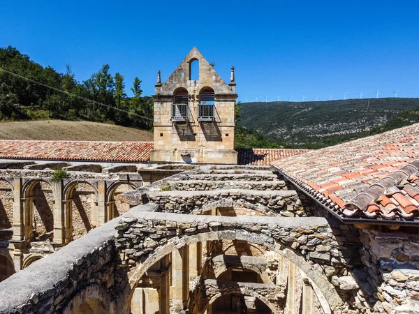Flygfoto över det övergivna klostret Santa Maria de RIoseco. — Stockfoto