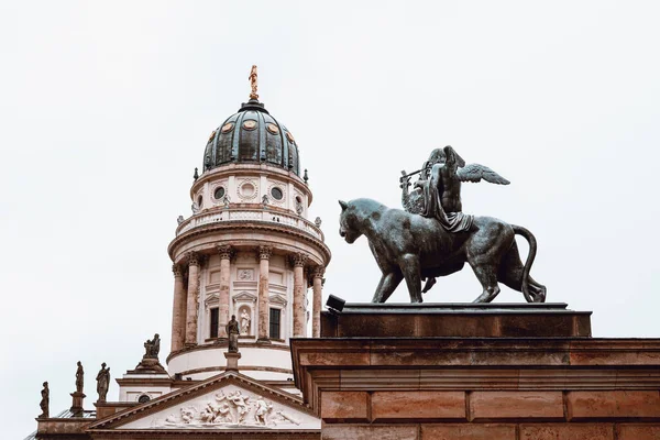 Widok na Deutscher Dom w Gendarmenmarkt w Berlinie Mitte — Zdjęcie stockowe