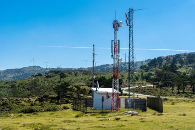 Yeşil manzarada telekomünikasyon ve telefon anteni