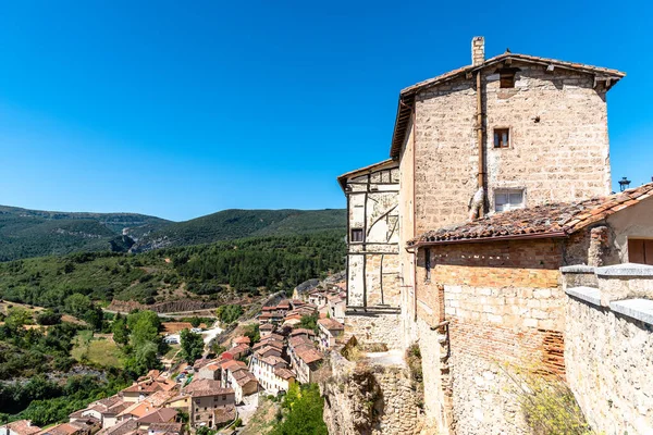 Panorámás kilátás nyílik Frias festői kisváros Burgos — Stock Fotó