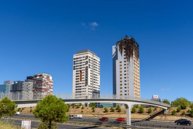 Madrid, Ambar Kulesi 'ndeki yangın hasarlı apartman gökdeleninde.