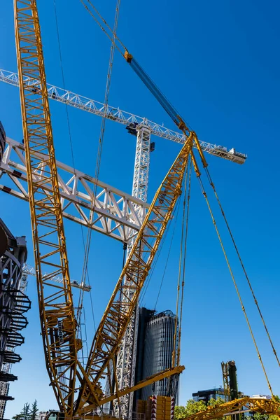 Guindastes de construção em Santiago Bernabeu durante obras de renovação — Fotografia de Stock