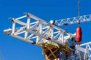 Yapısal çelik kirişler yapım aşamasındaki yeni bir binada