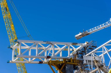 Yapısal çelik kirişler yapım aşamasındaki yeni bir binada