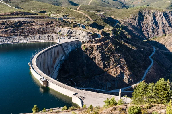 El embalse y presa de Atazar en una cordillera — Foto de Stock