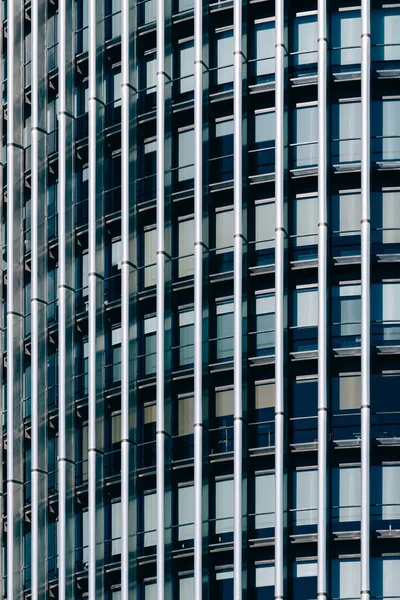 Architecture fond abstrait. Mur rideau en verre dans un immeuble de bureaux — Photo