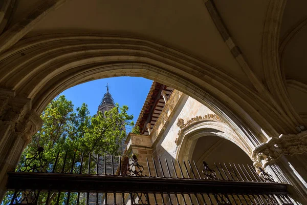 De kloostergang van Saint Mary Cathedral in Toledo — Stockfoto