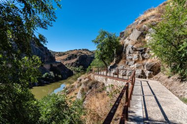Toledo çevresindeki Tajo nehrinin ekolojik rotası