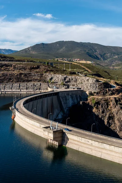 Nádrž a přehrada Atazar v Madridu — Stock fotografie