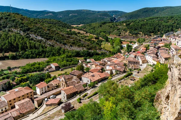 Panorámás kilátás nyílik Frias festői kisváros Burgos — Stock Fotó