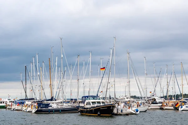 Yates amarrados en el muelle del puerto de Stralsund — Foto de Stock