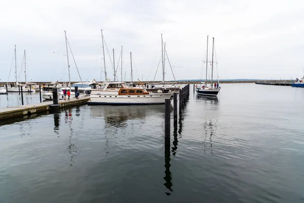Vista panorámica de veleros amarrados en el puerto de Sassnit, Alemania —  Fotos de Stock