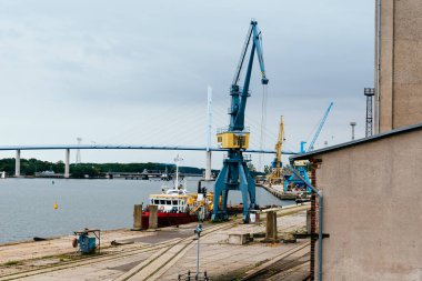 Vinçlerle Stralsund 'un ticari limanının görüntüsü