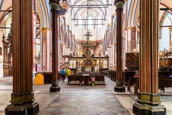 Veduta interna della navata della chiesa di San Nicola a Stralsund — Foto Stock