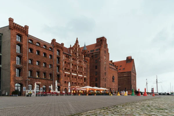 Barların ve restoranların olduğu teraslı liman. Stralsund