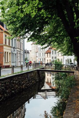 Almanya 'nın Wismar şehrindeki tarihi kanal