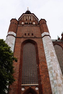 Stralsund 'daki St. Mary Kilisesi' nin dış görünüşü. Ana cephenin düşük açılı görünümü