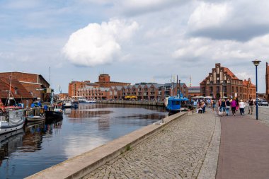 Wismar 'ın Eski Hansa Limanı' nda tekneler taze deniz ürünleri satıyor.