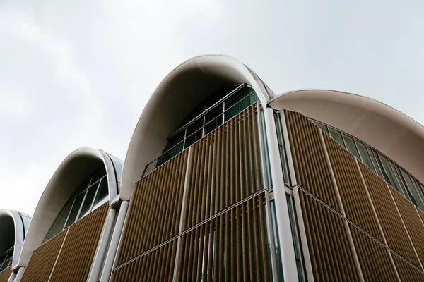 Edificio comercial de arquitectura moderna en el centro histórico de Lubeck —  Fotos de Stock