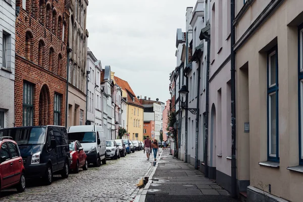 Escena callejera en el centro histórico de Lubeck, Alemania — Foto de Stock