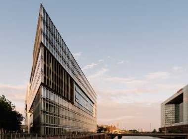 Hamburg limanındaki Deichtor Ofis Binası
