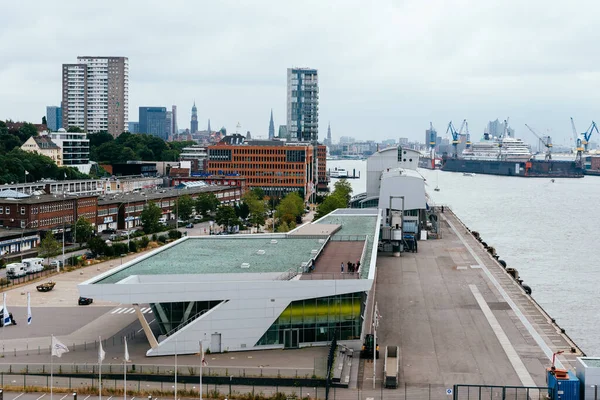De haven van Hamburg. Hoge hoekaanzicht — Stockfoto