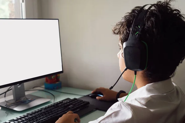 Adolescente está estudando em casa frequentando aulas on-line — Fotografia de Stock