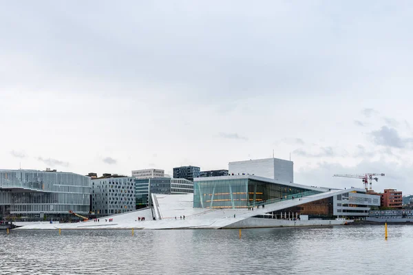 Vista exterior de Opera house en Oslo — Foto de Stock