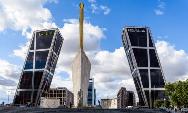 Madrid 'deki Plaza de Castilla Meydanı' ndaki Bankia gökdeleninde gökyüzüne karşı